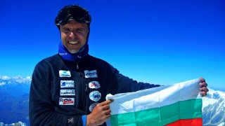 Тримата шерпи които издирват българския алпинист Боян Петров са достигнали