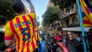 Колони от трактори с флага на каталунската независимост се придвижват