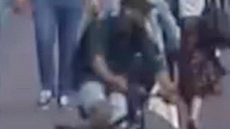 Френската полиция разпространи нови снимки на предполагаеми атентатор от Лион.