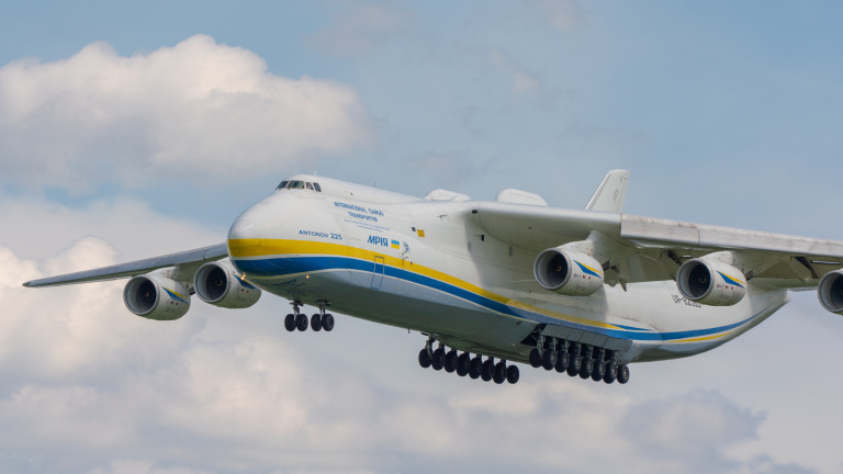 Най-големият самолет в света, товарният самолет Антонов-225, известен като Мрия