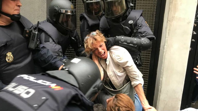 Близо 900 ранени при сблъсъците по време на референдума в Каталуния