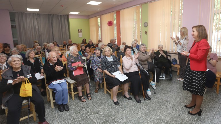 1200 възрастни хора чакат да бъдат настанени в дом, както