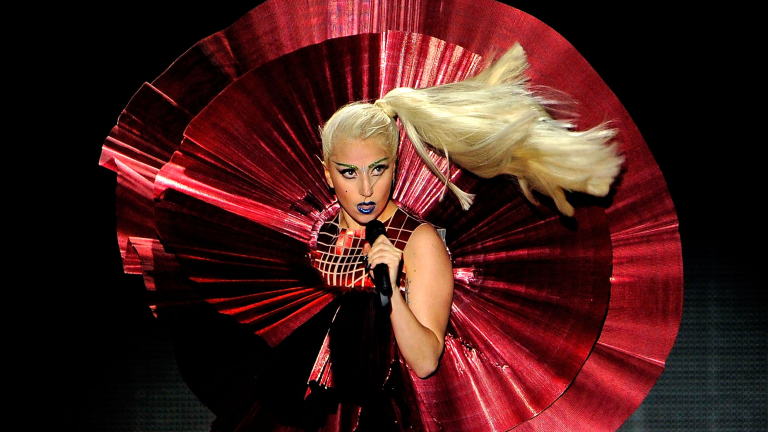 Лейди Гага избра квартални барове за промоция на албум