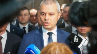 Лидерът на партия Възраждане Костадин Костадинов изрази в кулоарите на