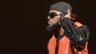 Spotify премахна песните на Ар Кели от плейлистите си