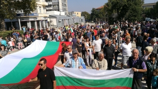 200 души протестират срещу бежанския център в Харманли