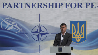 Украинският президент Володимир Зеленски призова във вторник НАТО да ускори