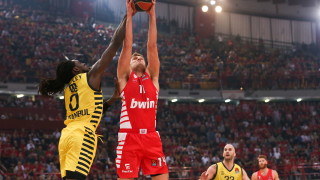 Българският национал Александър Везенков беше восновата на класирането на Олимпиакос