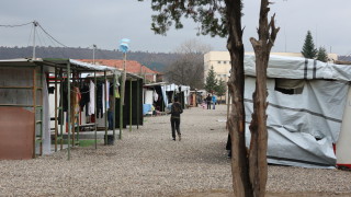 Десетки арести след масов бой в мигрантски лагер в Кипър
