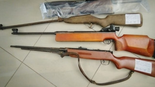 Откриха пушки и пистолети в къща в село край Хисаря