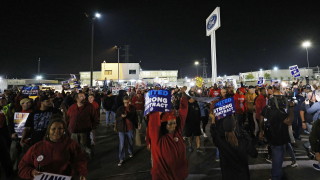 Все по болезнена за американската икономика става стачката на работниците от