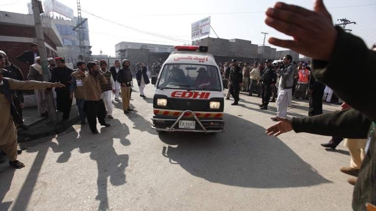 Екстремисти избиха над 30 души в университет в Пакистан