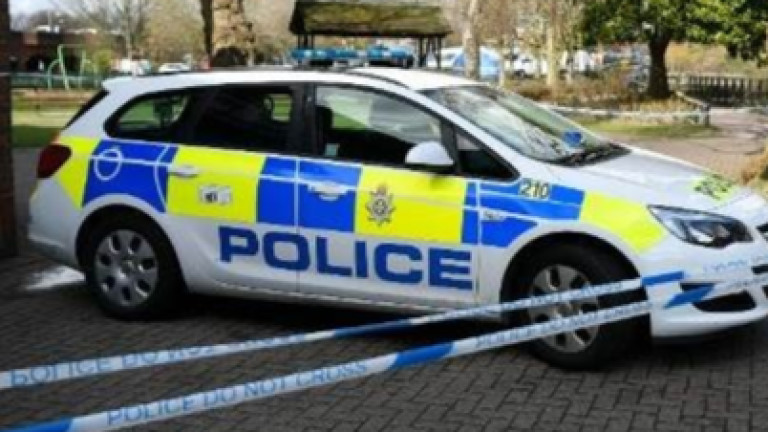 Британската полиция издирва заподозрян, залял с разяждащ химикал няколко души