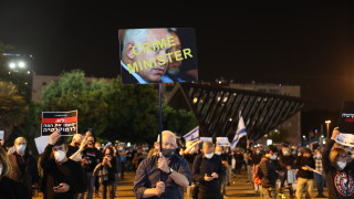 Около 2000 израелци протестираха снощи в Тел Авив срещу служебния