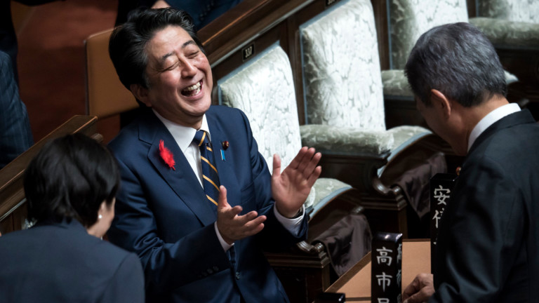 Японското правителство обяви, че ще въведе пореден спасителен пакет за