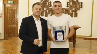 Футболистът от школата на Етър Велико Търново Стефан Йорданов спечели