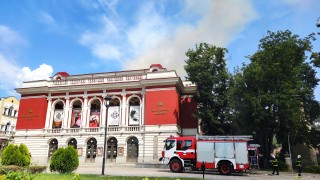 Банов прави оглед на щетите след пожара в операта в Русе