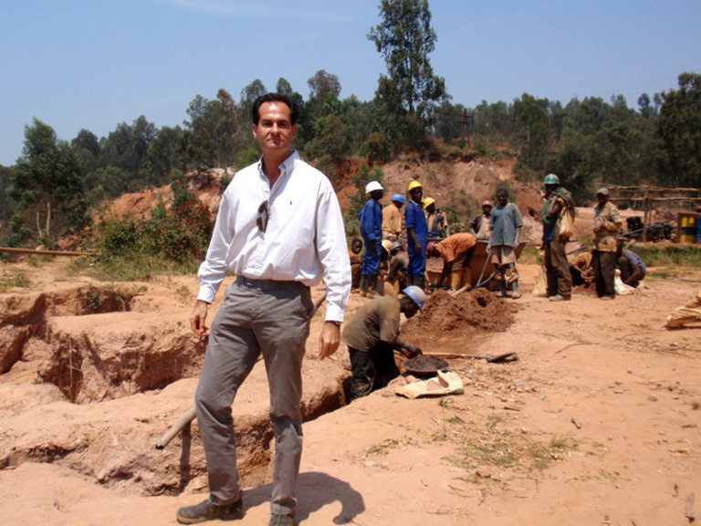  Менел дружно с служащите в мината в Руанда 
