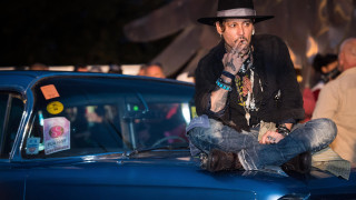 Джони Деп се появи в доста странно видео към новата