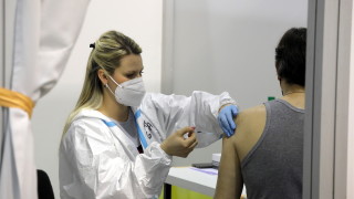 Здравните власти в Сърбия продължават експедитивно да ваксинират населението срещу