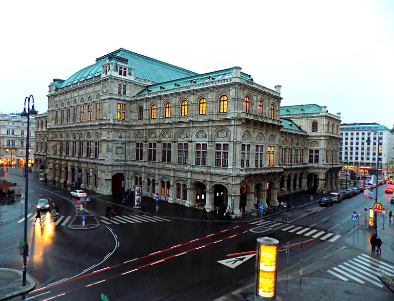  Националната опера, погледната от музея 