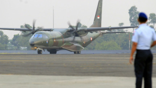 Падналият в Индонезия военен самолет е имал проблеми с двигателя