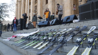 Няколко десетки представители на неправителствени организации опозиционни партии и обикновени
