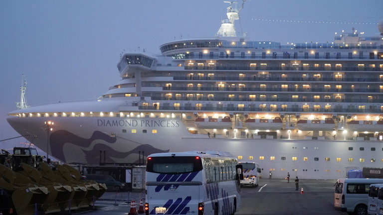 Япония: Двама възрастни пътници от круизния кораб с коронавирус са загинали