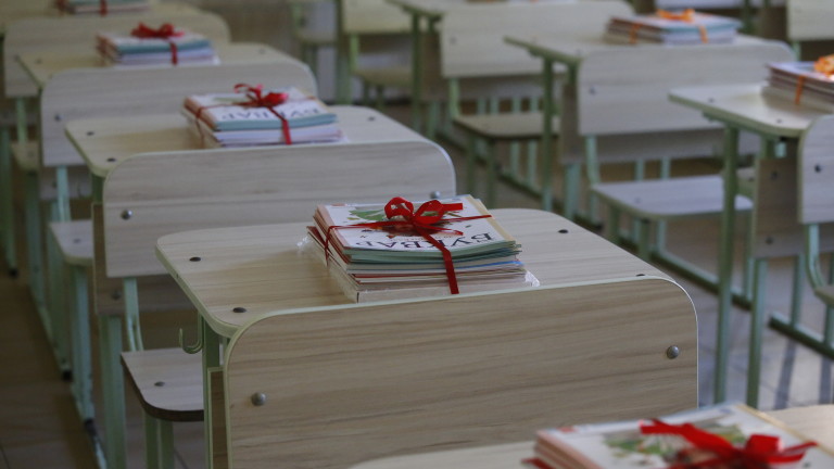 Безплатни учебници и в гимназията - на първо четене всички депутати "за"