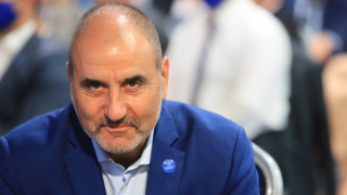 През всичките години на прехода Брендо е бил покровителстван както