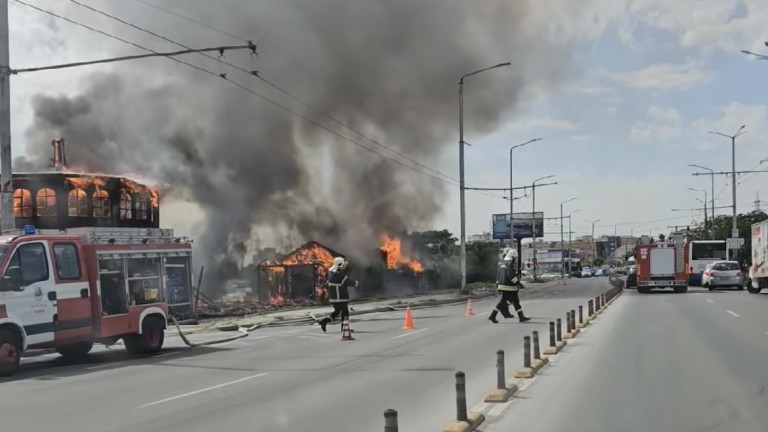 Пожар изпепели бившата циркова площадка във Варна