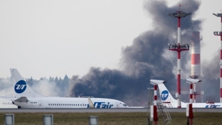 Огромен черен дим на московското летище "Внуково" преди кацането на Тилърсън