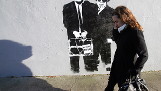 Ирландия реже заплати и работни места в опит да се спаси