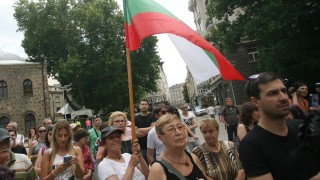Десетки протестират в центъра на София срещу избиването на животни