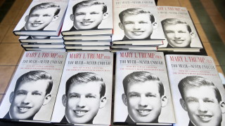 Близо 1 милион копия са продадени в САЩ на първия