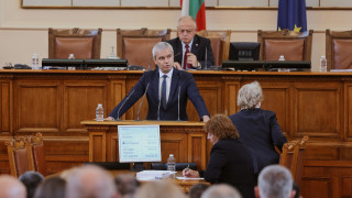 От Възраждане също коментираха сваленото правителство след вота на недоверие