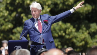 Сред приветствия от граждани в Прищина и скандирания на САЩ