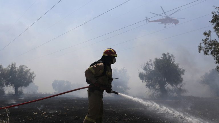 Пожарът до Атина бушува вече четвърти ден