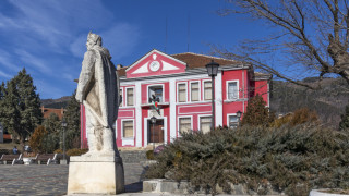 Много от старите сгради които са част от историята на страната