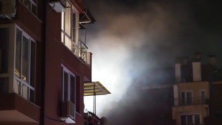 Тази нощ около 1 15 ч голям пожар пламна в жилищна