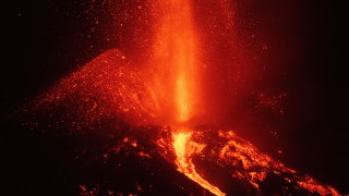 Конусът на вулкана на испанския остров Ла Палма частично се