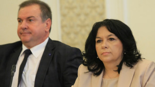 Енергийният министър Теменужка Петкова дойде в народното събрание да опровергае