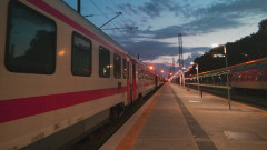 Задимяване от кабели в локомотива стресна пътниците във влак от Варна за София