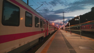 Служител на БДЖ откри нелегални мигранти във влака Бургас-София