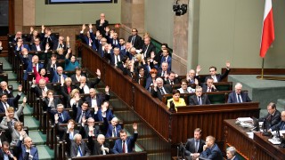 Парламентът на Полша прокара законопроект който дава на правителството а