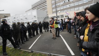 Студенти и медицински работници влязоха в сблъсъци в полицейски части