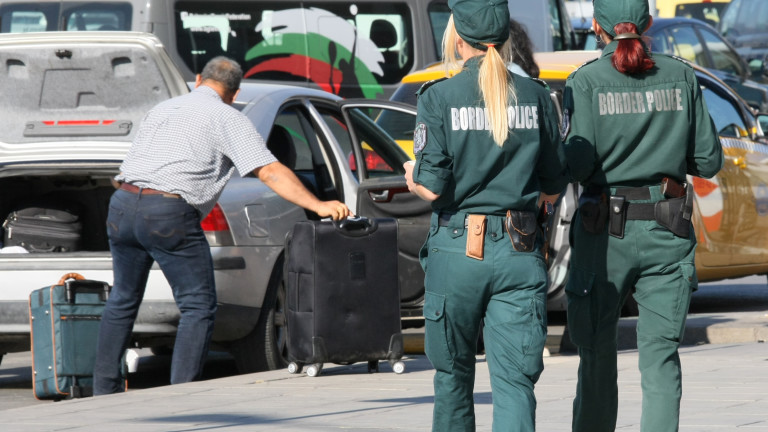 Осем нелегални мигранти задържаха гранични полицаи от РДГП - Елхово.