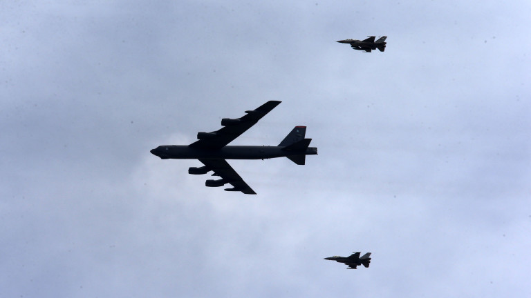 САЩ летят с бомбардировачи B-52 над Европа, показват солидарността на НАТО