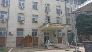 Евакуираха сградата на Община Чирпан