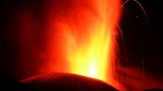 Вулканът Сунднукур на полуостров Рейкянес близо до град Гриндавик в